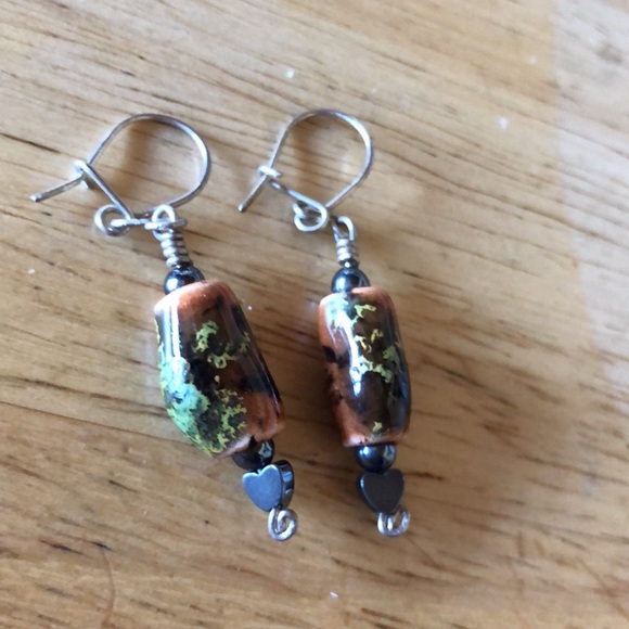 Lovely ceramic earrings in brown and green tones with a small heart below - Picture 3 of 6